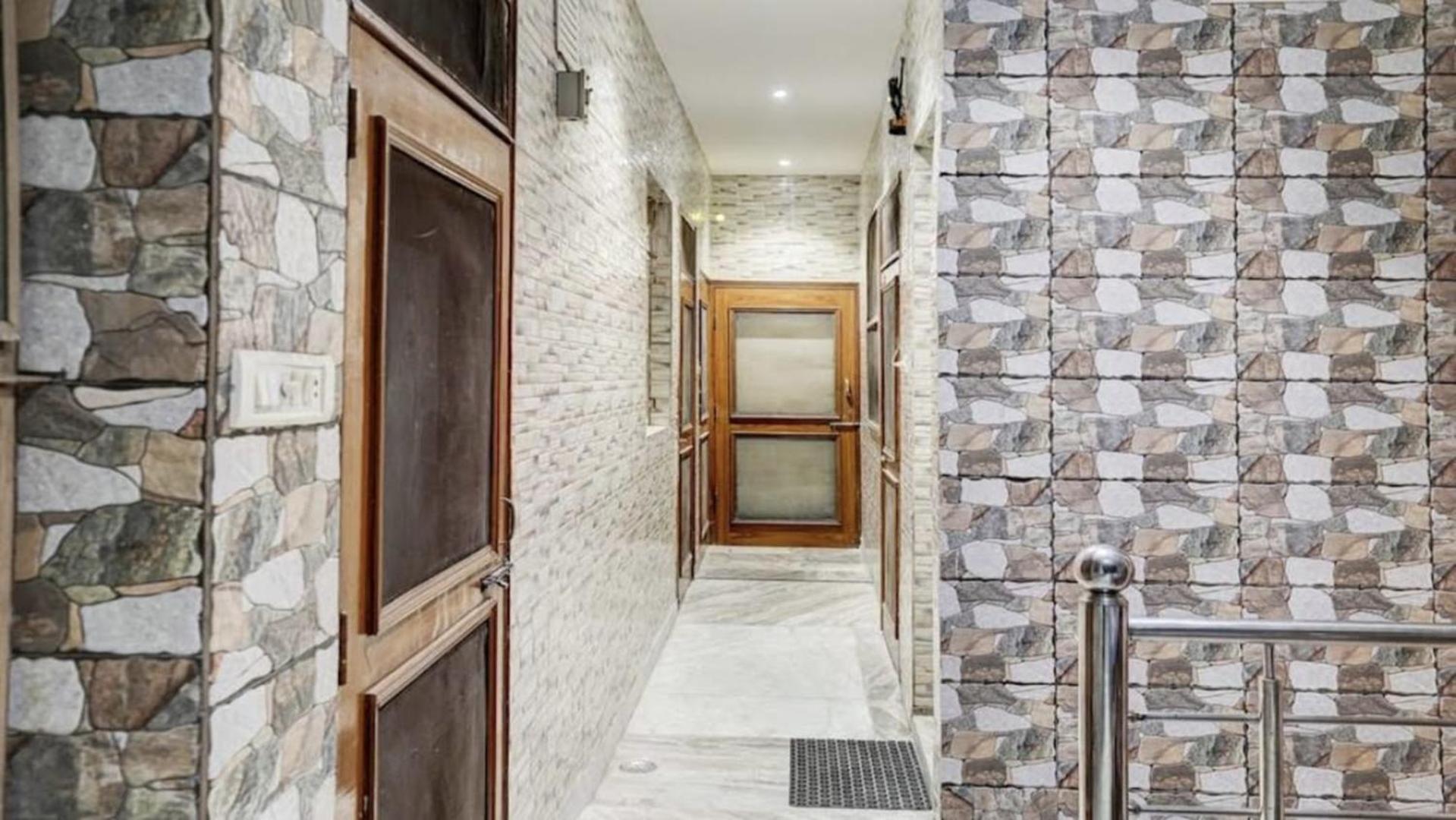 Pyrenees Homestay アーグラ エクステリア 写真