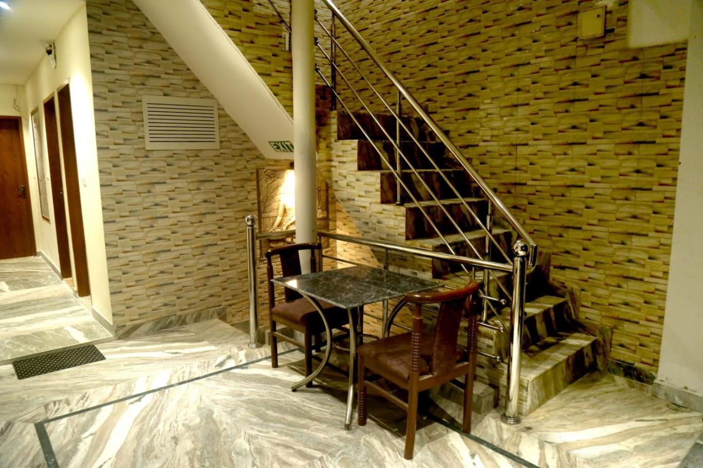 Pyrenees Homestay アーグラ エクステリア 写真