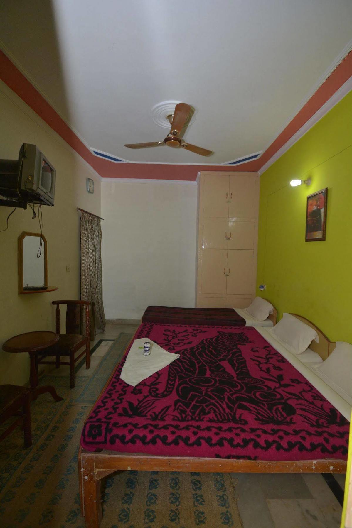 Pyrenees Homestay アーグラ エクステリア 写真