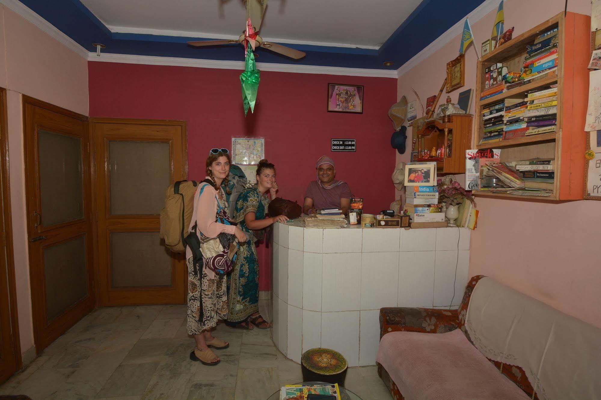 Pyrenees Homestay アーグラ エクステリア 写真